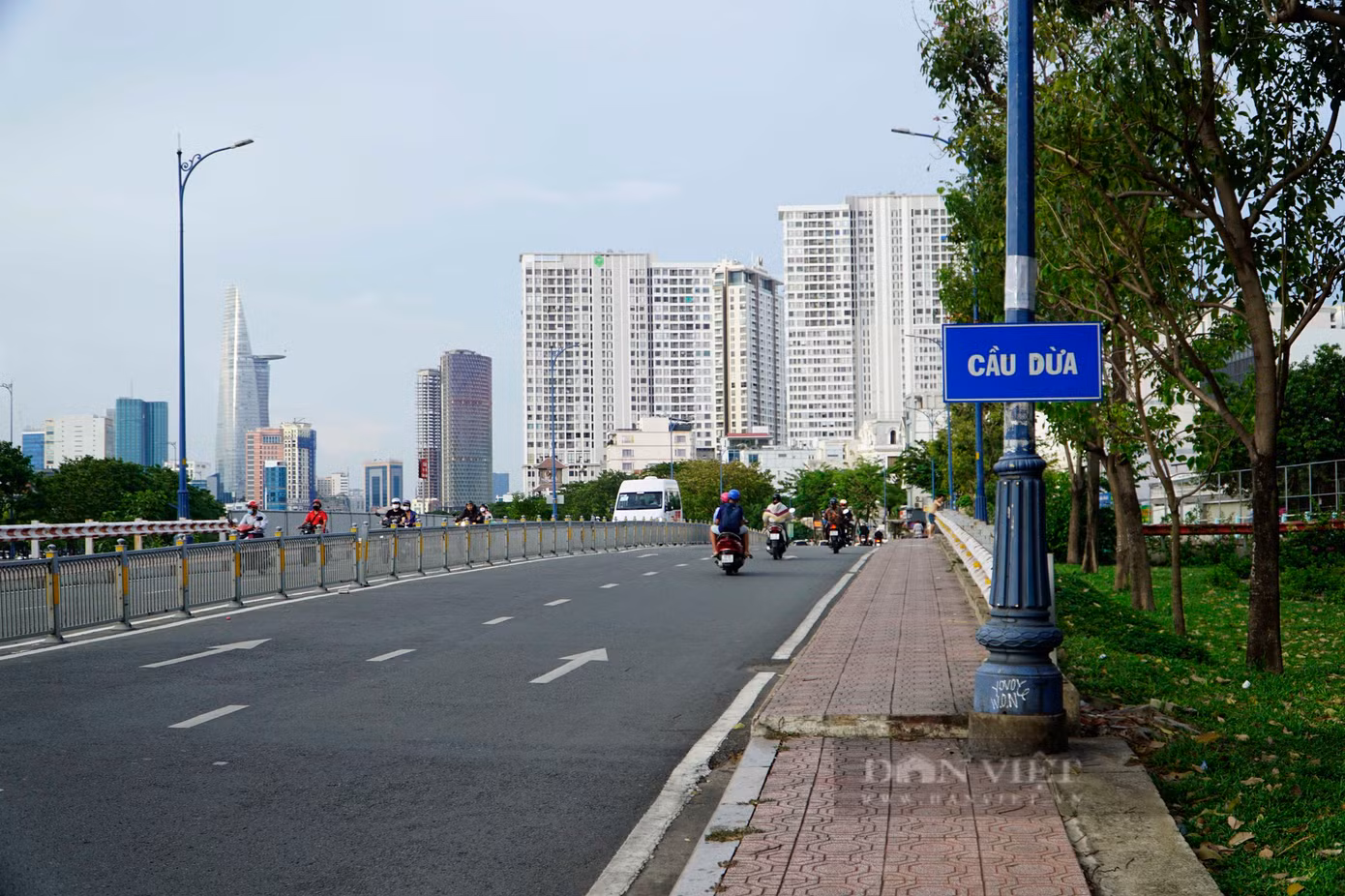 Hiện nay, các xe chủ yếu lưu thông trên đường Bến Vân Đồn, quận 4 đều đi qua cầu Dừa (mới), do đó giao thông trong khu vực không bị ảnh hưởng. Hiện nay, các xe chủ yếu lưu thông trên đường Bến Vân Đồn, quận 4 đều đi qua cầu Dừa (mới), do đó giao thông trong khu vực không bị ảnh hưởng.