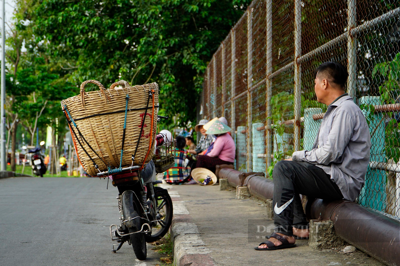 Anh Tấn, (ngụ quận 4) cho biết, cầu Dừa (cũ) chủ yếu phục vụ giao thông khu dân cư kết nối vào đường Bến Vân Đồn. Các xe đi qua phần lớn là xe máy, có ô tô đi qua là do chung cư gần ra. Do phương tiện lưu thông không nhiều nên người dân hay qua khu vực này ngồi chơi hoặc tập thể dục.