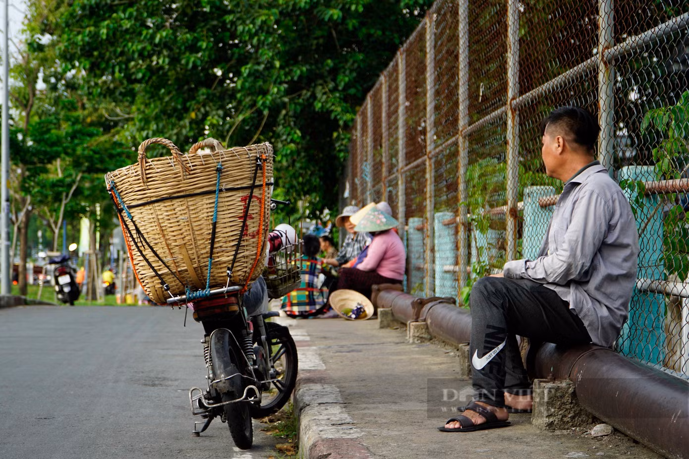 Anh Tấn, (ngụ quận 4) cho biết, cầu Dừa (cũ) chủ yếu phục vụ giao thông khu dân cư kết nối vào đường Bến Vân Đồn. Các xe đi qua phần lớn là xe máy, có ô tô đi qua là do chung cư gần ra. Do phương tiện lưu thông không nhiều nên người dân hay qua khu vực này ngồi chơi hoặc tập thể dục. Anh Tấn, (ngụ quận 4) cho biết, cầu Dừa (cũ) chủ yếu phục vụ giao thông khu dân cư kết nối vào đường Bến Vân Đồn. Các xe đi qua phần lớn là xe máy, có ô tô đi qua là do chung cư gần ra. Do phương tiện lưu thông không nhiều nên người dân hay qua khu vực này ngồi chơi hoặc tập thể dục.