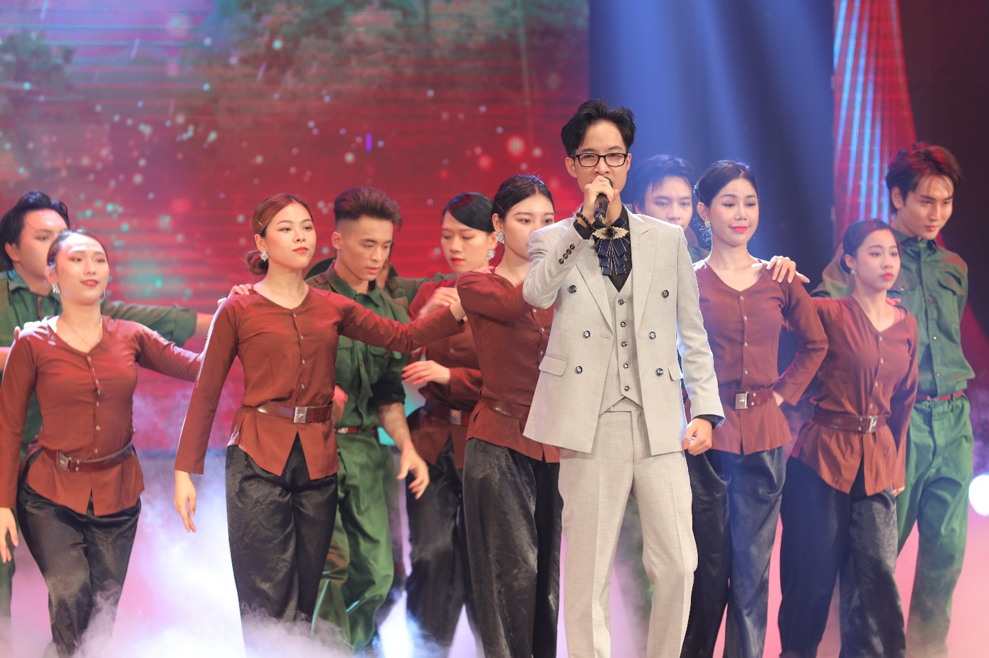 "Hành khúc ngày và đêm" được thí sinh Bùi Kiều Chính Tuấn thể hiện xuất sắc. "Hành khúc ngày và đêm" được thí sinh Bùi Kiều Chính Tuấn thể hiện xuất sắc.