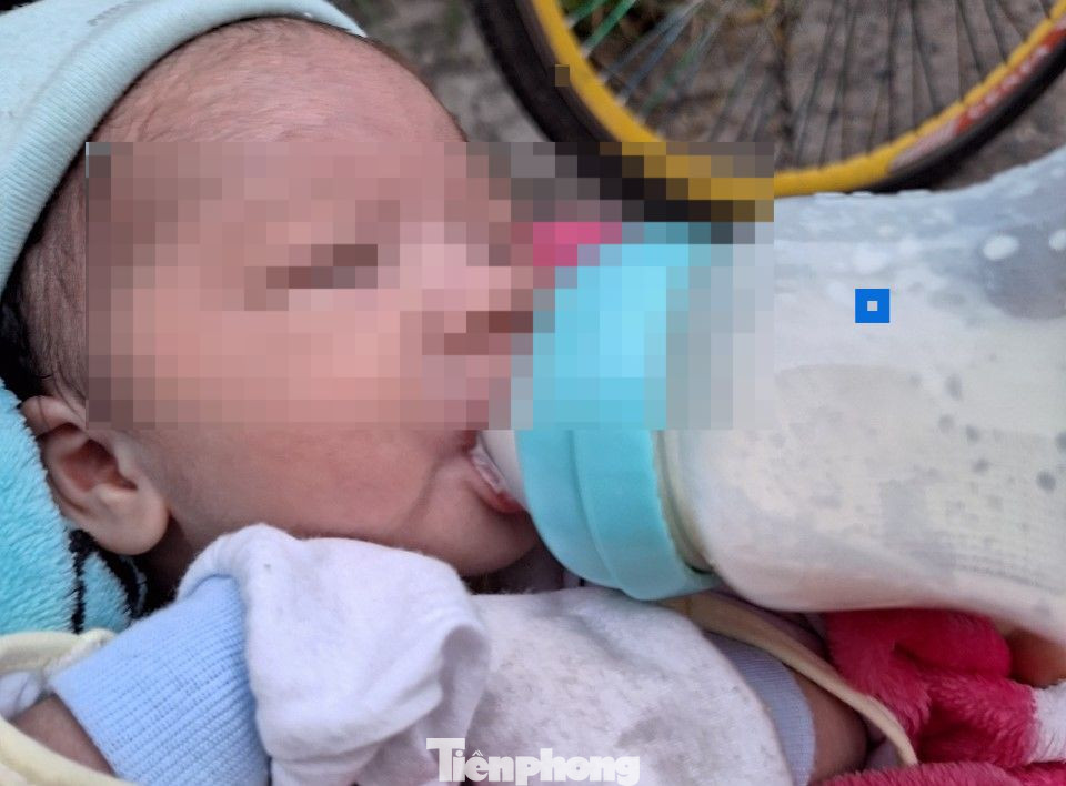 Bé trai được người dân cho uống sữa sau khi phát hiện bị bỏ rơi giữa đường