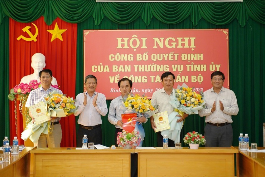 Ông Nguyễn Quốc Nam (bìa trái) nhận nhiệm vụ Phó Giám đốc phụ trách Sở GTVT Bình Thuận từ ngày 1-4-2023 nay được bổ nhiệm giữ chức vụ Giám đốc Sở GTVT. Ảnh PĐ.