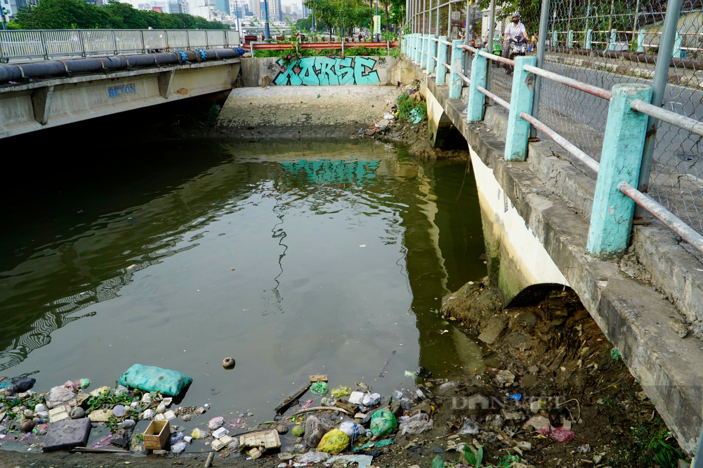 Đánh giá sơ bộ, Thanh tra Sở GTVT cho rằng nguyên nhân các vết nứt do ảnh hưởng từ việc thi công đoạn cống bao D1000 của dự án cải thiện môi trường nước TP.HCM giai đoạn 2, gói thầu G - xây dựng hệ thống bao thuộc phạm vi giữa cầu Dừa (cũ) và cầu Dừa (mới).