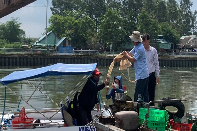 Cán bộ Chi cục Thủy sản tỉnh Đồng Nai đo mẫu nước trong bè nuôi cá tại phường Hiệp Hòa, TP Biên Hòa, tỉnh Đồng Nai. Cán bộ Chi cục Thủy sản tỉnh Đồng Nai đo mẫu nước trong bè nuôi cá tại phường Hiệp Hòa, TP Biên Hòa, tỉnh Đồng Nai.