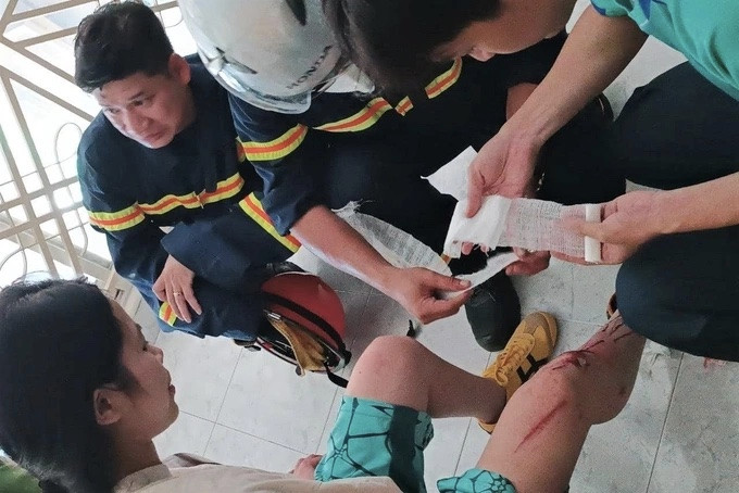Nạn nhân được lực lượng cứu hộ cứu nạn sơ cứu sau đó chuyển lên Trung tâm y tế quận 10 để kiểm tra (Ảnh: Công an cung cấp).