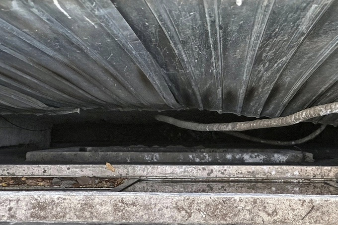 Hiện trường vách tường với tấm tôn lởm chởm sắc nhọn (Ảnh: Nhân vật cung cấp).