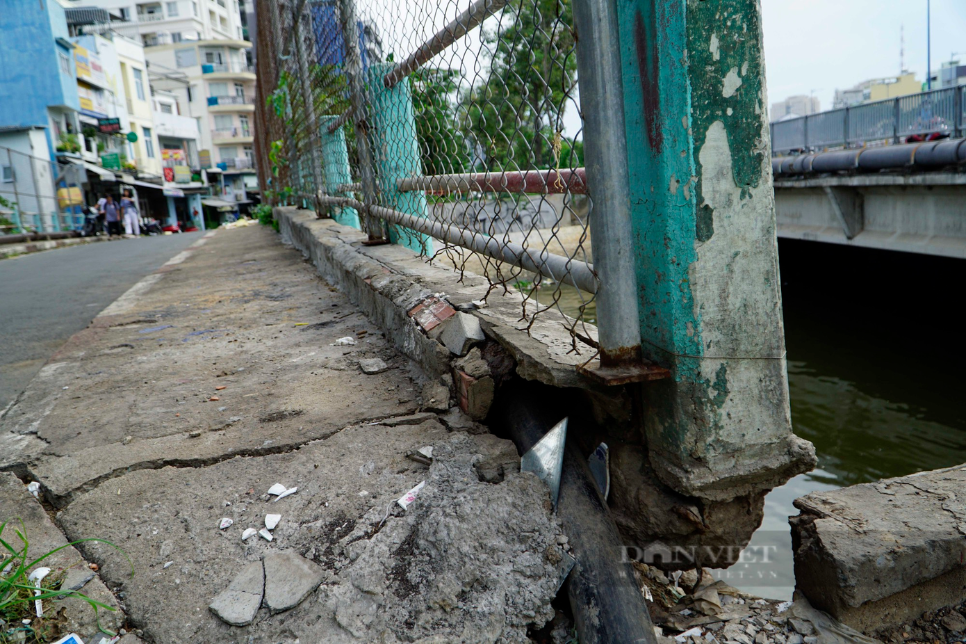 Theo Thanh tra Sở GTVT TP.HCM, trong quá trình thi công đoạn cống bao của dự án cải thiện môi trường nước TP.HCM, cầu Dừa (cũ) đã xuất hiện 8 vết nứt bê tông ở dầm, trụ. Theo ghi nhận của phóng viên Dân Việt, hai bên đầu cầu xuất hiện nhiều vết vỡ lớn.