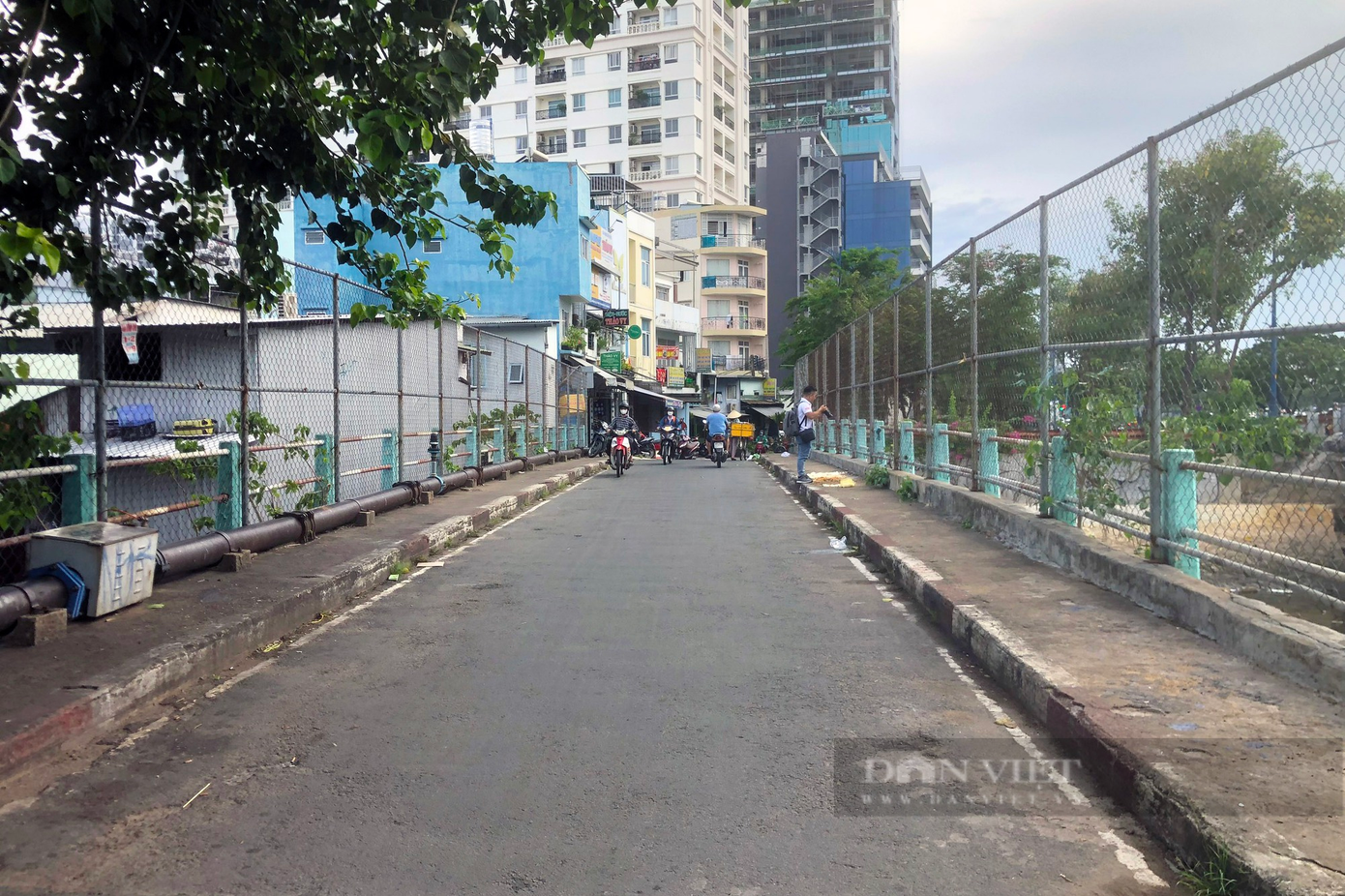 Cầu Dừa (cũ) nằm bên phải tuyến và song song với cầu Dừa mới trên đường Bến Vân Đồn, theo hướng từ cầu Nguyễn Văn Cừ, quận 4 về cầu Ông Lãnh, quận 1.