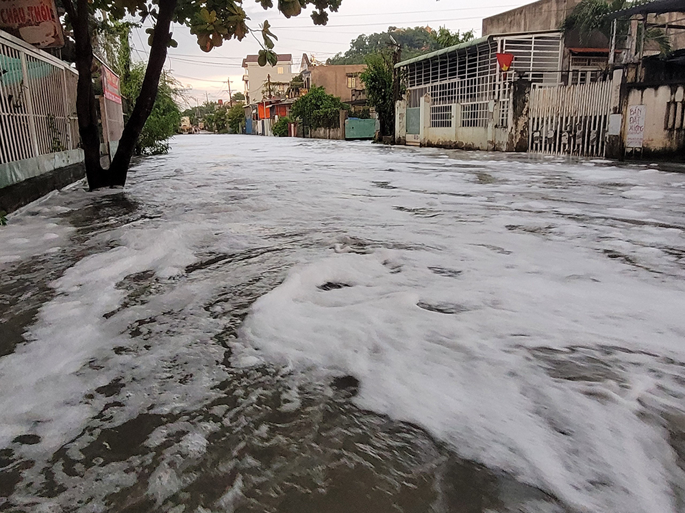 Ngập nặng kèm bọt trắng trên mặt nước. Ảnh: H.H Ngập nặng kèm bọt trắng trên mặt nước. Ảnh: H.H