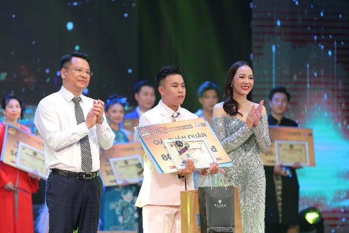 Quán quân dòng nhạc Bolero - Thiên Hoàng. Quán quân dòng nhạc Bolero - Thiên Hoàng.