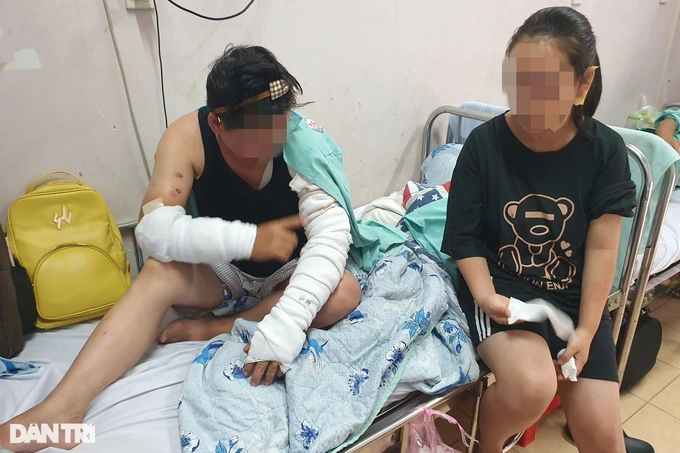 Cha con anh N. tại Bệnh viện Trưng Vương (Ảnh: Hoàng Lê). Cha con anh N. tại Bệnh viện Trưng Vương (Ảnh: Hoàng Lê).