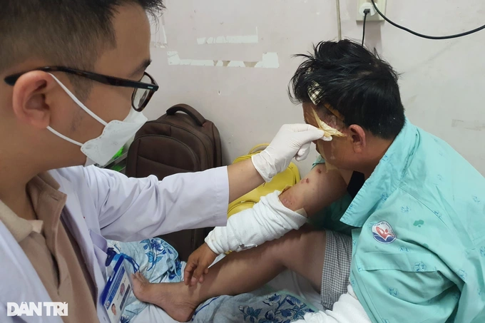 Người đàn ông vẫn còn bỏng sâu, phải điều trị kéo dài (Ảnh: Hoàng Lê). Người đàn ông vẫn còn bỏng sâu, phải điều trị kéo dài (Ảnh: Hoàng Lê).