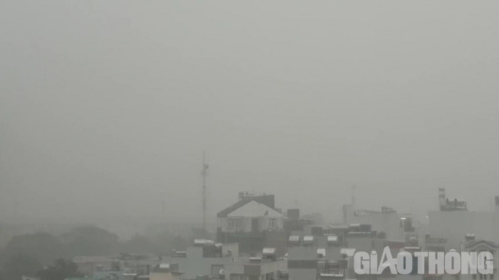 Mưa giông lớn trong chiều 28/6 khiến các chuyến bay bị ảnh hưởng khi đáp xuống Cảng HKQT Tân Sơn Nhất