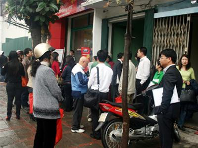 Khách hàng đội mưa kiến nghị việc tăng giá của chủ đầu tư tại đường Kim Mã. Ảnh: Nguyễn Tú