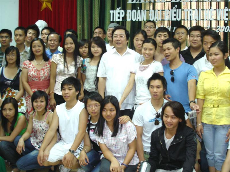 Ông Nguyễn Thanh Sơn,Chủ nhiệm Ủy ban về người Việt Nam ở nước ngoài (giữa) gặp gỡ các bạn trẻ Việt kiều