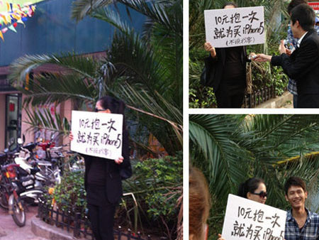 Người phụ nữ mặc một bộ đồ màu đen, đeo kính đen ra đường bán 1 lần ôm với giá 10 tệ