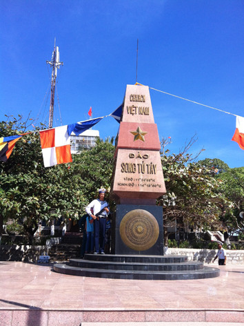 Bia chủ quyền uy nghi trên các đảo Trường Sa Lớn và Song Tử Tây