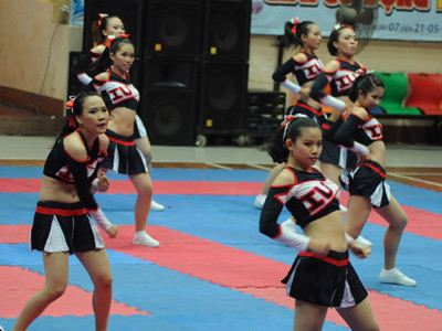 Các nữ sinh đang “truyền lửa” Ảnh: Q.M