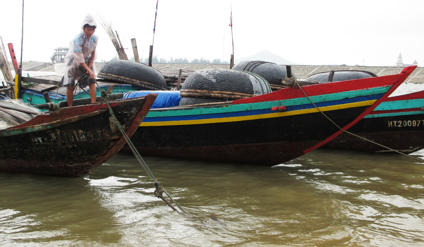  Tàu thuyền dã được neo đậu an toàn