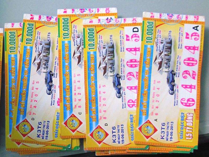 5 tờ vé số giả Thuận mang đi lĩnh thưởng thì bị bắt. 5 tờ vé số giả Thuận mang đi lĩnh thưởng thì bị bắt