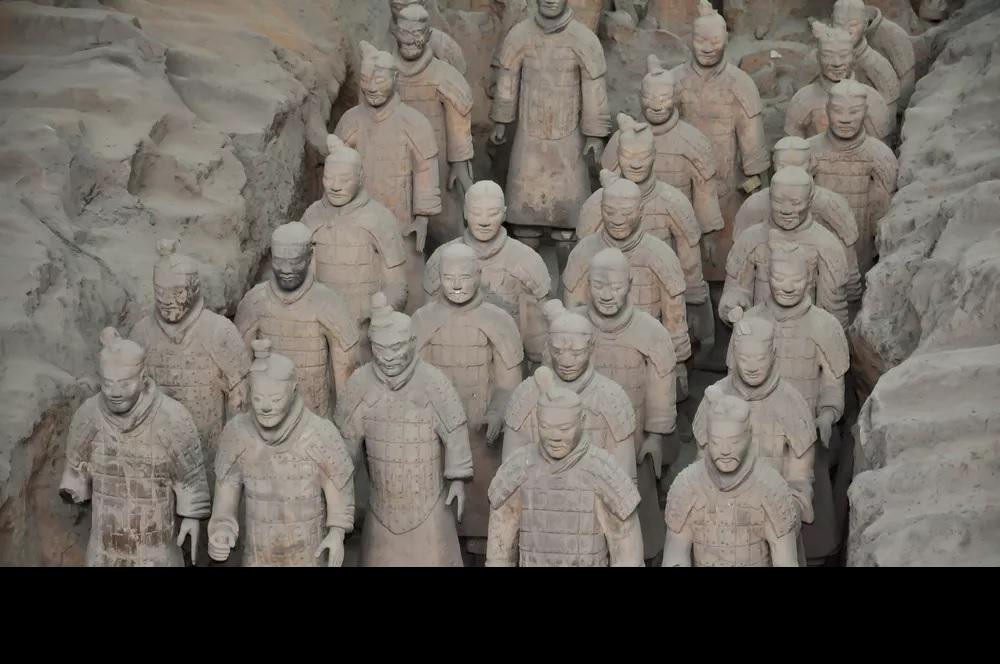 Đội quân đất nung như người thật được chôn cất xung quanh lăng mộ của hoàng đế Tần Thủy Hoàng để bảo vệ ông ở thế giới bên kia Đội quân đất nung như người thật được chôn cất xung quanh lăng mộ của hoàng đế Tần Thủy Hoàng để bảo vệ ông ở thế giới bên kia