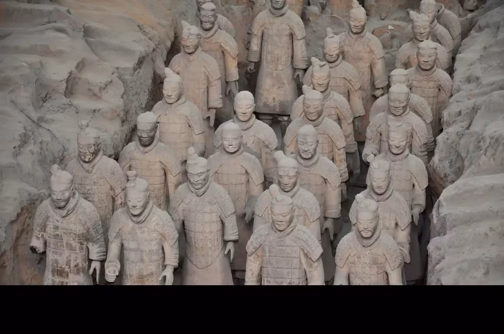 Đội quân đất nung như người thật được chôn cất xung quanh lăng mộ của hoàng đế Tần Thủy Hoàng để bảo vệ ông ở thế giới bên kia