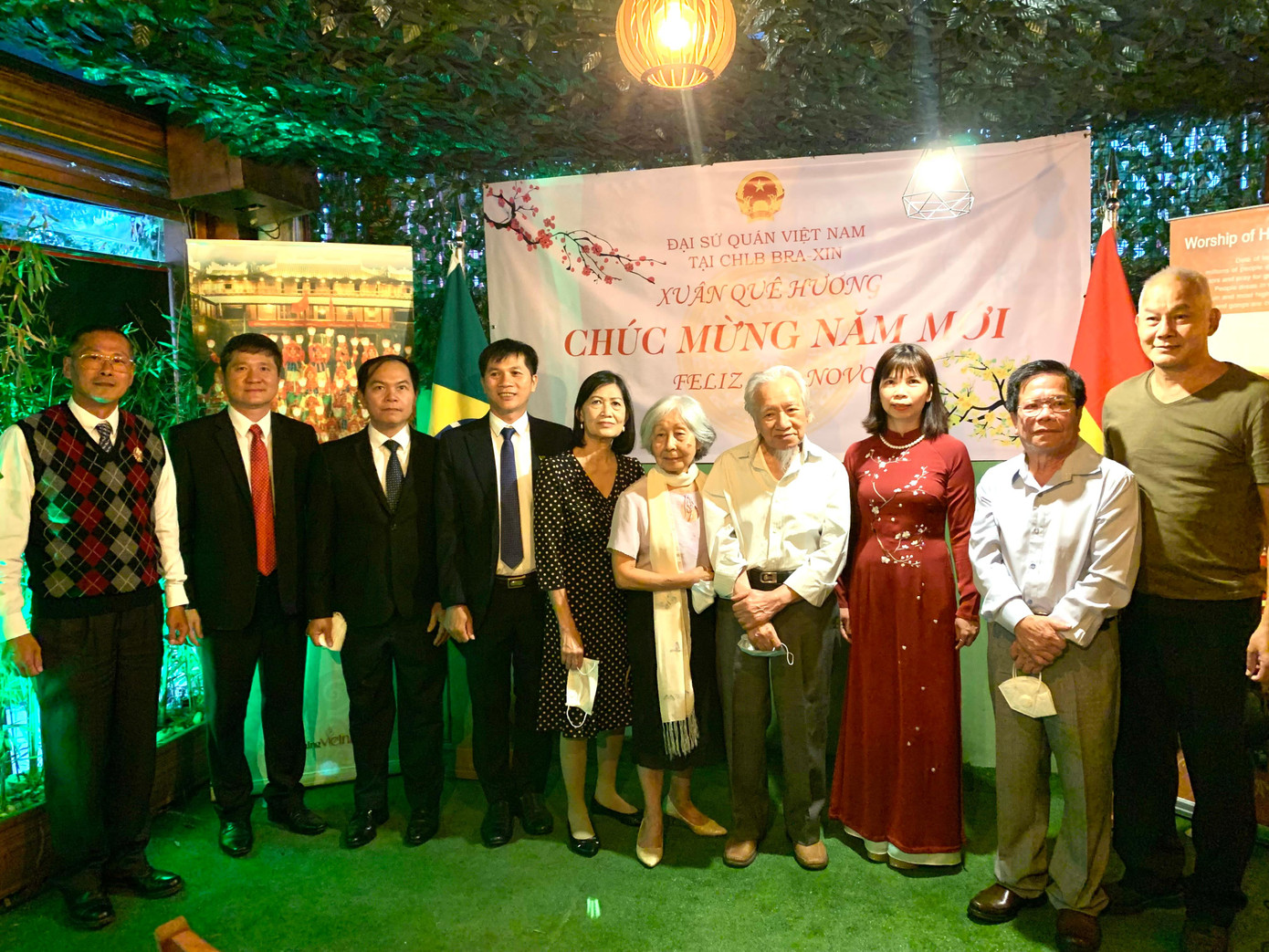 Đại sứ Phạm Thị Kim Hoa (thứ ba từ phải sang) cùng bà con người Việt tại "Xuân quê hương".