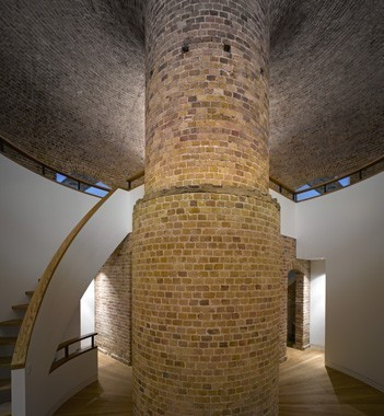 Một trụ lớn giữa lô cốt, bên trái có lối cầu thang đi lên. Một trụ lớn giữa lô cốt, bên trái có lối cầu thang đi lên