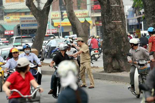 Lao ra giữa đường chặn xe như CSGT