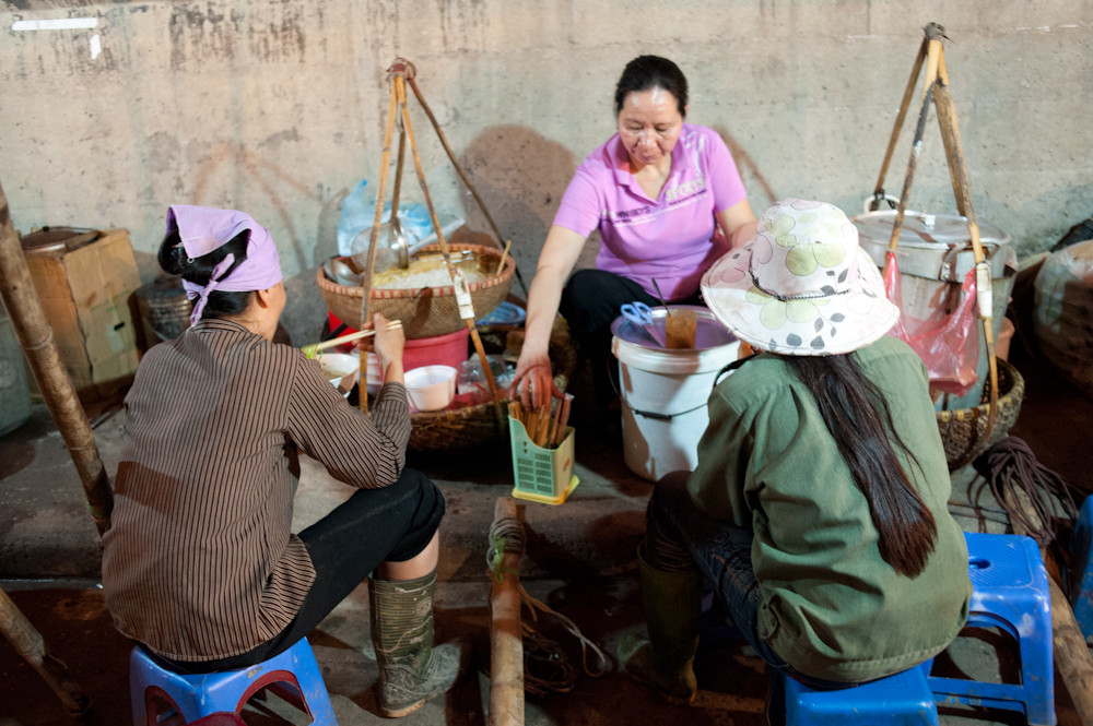Tranh thủ ăn bát bún, để lấy sức cho đêm dài.