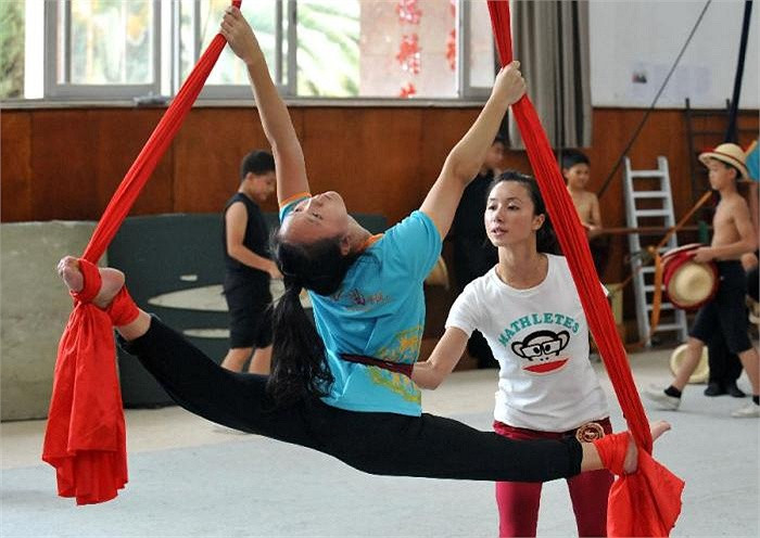 Nữ sinh này đang phải 'vật lộn' với màn nhào lộn trước sự giúp đỡ của giáo viên