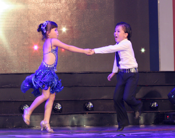 Căp nhảy nhí thể hiện kỹ thuật nhảy rất tốt