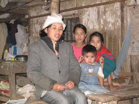 Dù mặt trời đã đứng bóng, nhưng cả nhà chị Hà vẫn đang chờ anh Canh về mới có gạo thổi cơm.