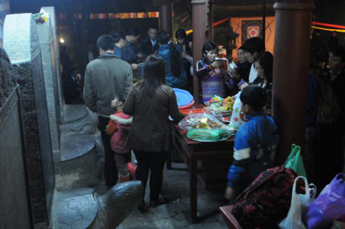 Nhiều người tranh thủ sắp lễ