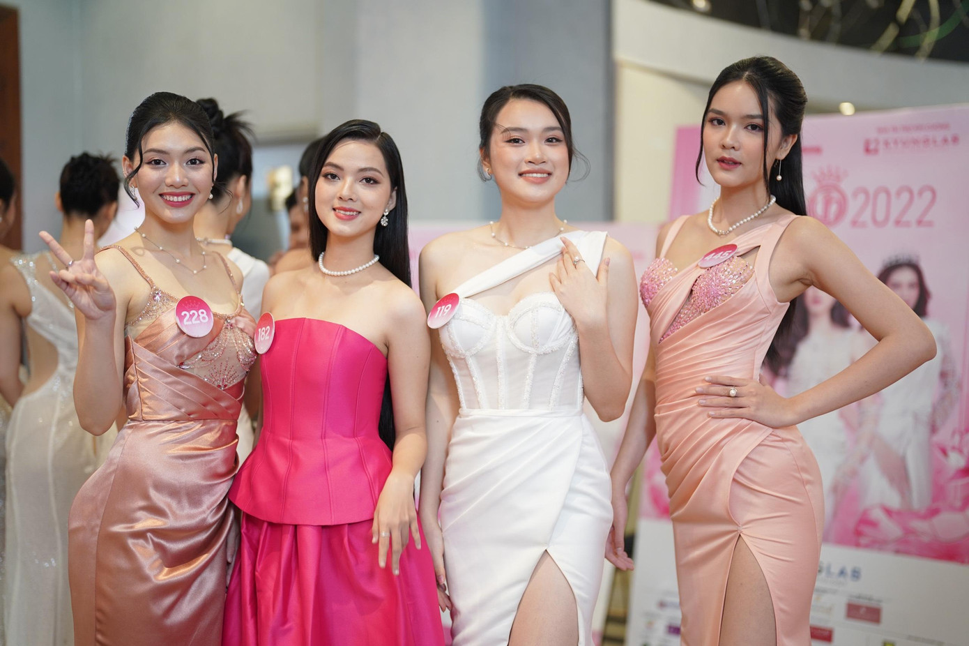 Các nhóm thí sinh trong Top 35 ra mắt trên thảm đỏ họp báo. Qua các vòng thi, họ ngày càng thoải mái hơn khi xuất hiện công khai trước báo giới. Các nhóm thí sinh trong Top 35 ra mắt trên thảm đỏ họp báo. Qua các vòng thi, họ ngày càng thoải mái hơn khi xuất hiện công khai trước báo giới.