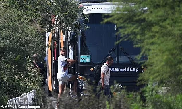 Tuyển Đức lên xe buýt rời khu nghỉ dưỡng ở sa mạc để về nước sau thất bại tại World Cup 2022. Ảnh: Getty Images.