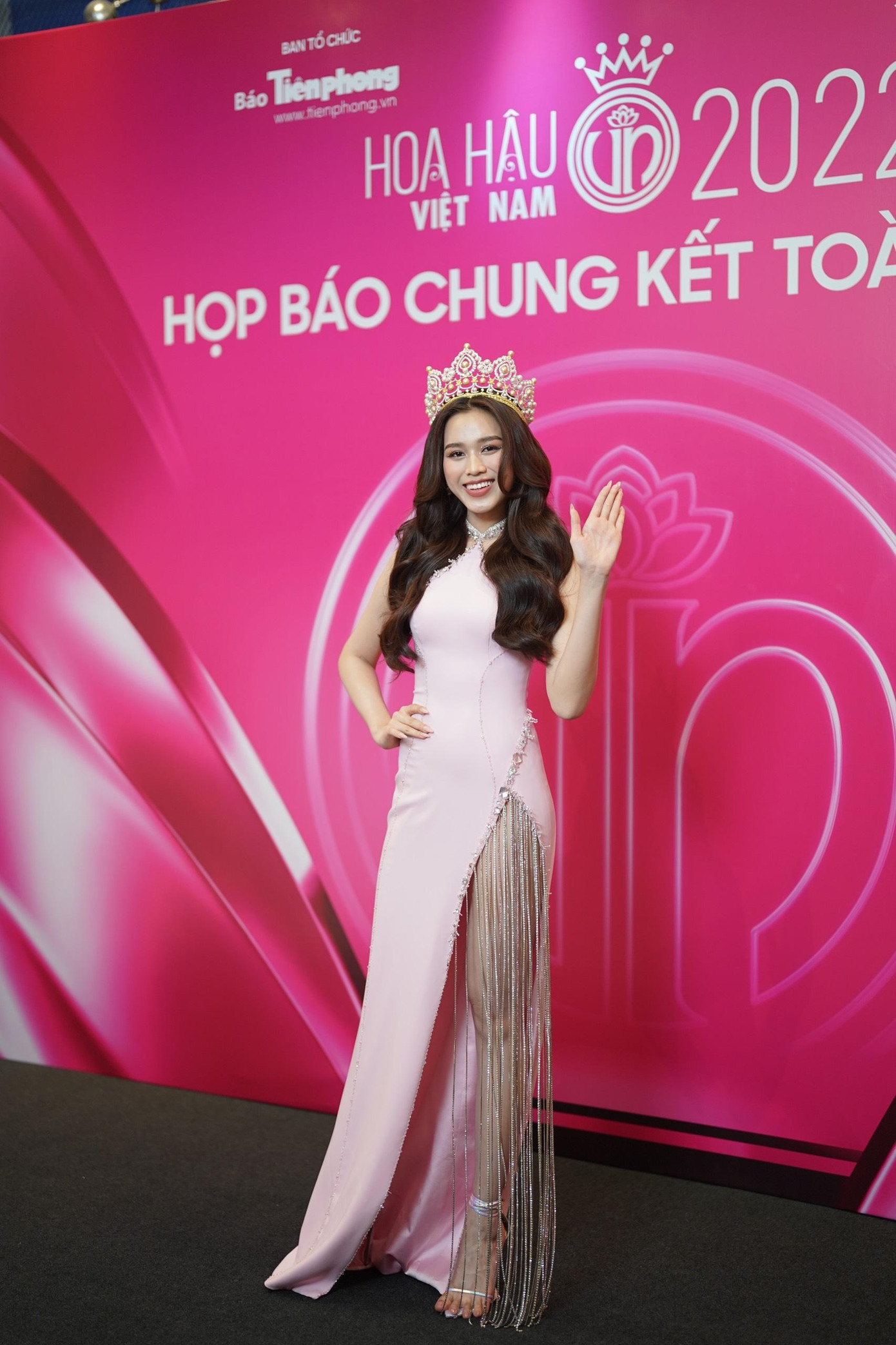 Hoa hậu Việt Nam 2022 Đỗ Thị Hà khoe đôi chân dài trứ danh trong chiếc váy xẻ tà màu hồng sang trọng. Hoa hậu Việt Nam 2022 Đỗ Thị Hà khoe đôi chân dài trứ danh trong chiếc váy xẻ tà màu hồng sang trọng.