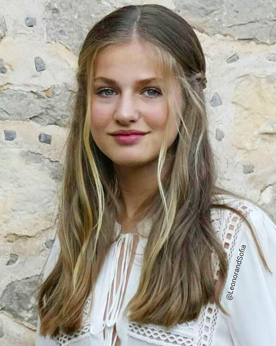 Nữ hoàng tương lai của Tây Ban Nha thông thạo nhiều ngôn ngữ. Năm 2019, cô có bài phát biểu đầu tiên bằng cả tiếng Tây Ban Nha, tiếng Catalan, tiếng Anh và tiếng Ả Rập tại Giải thưởng Quỹ Nữ thân vương xứ Girona ở Barcelona (Tây Ban Nha). Ảnh: IG.