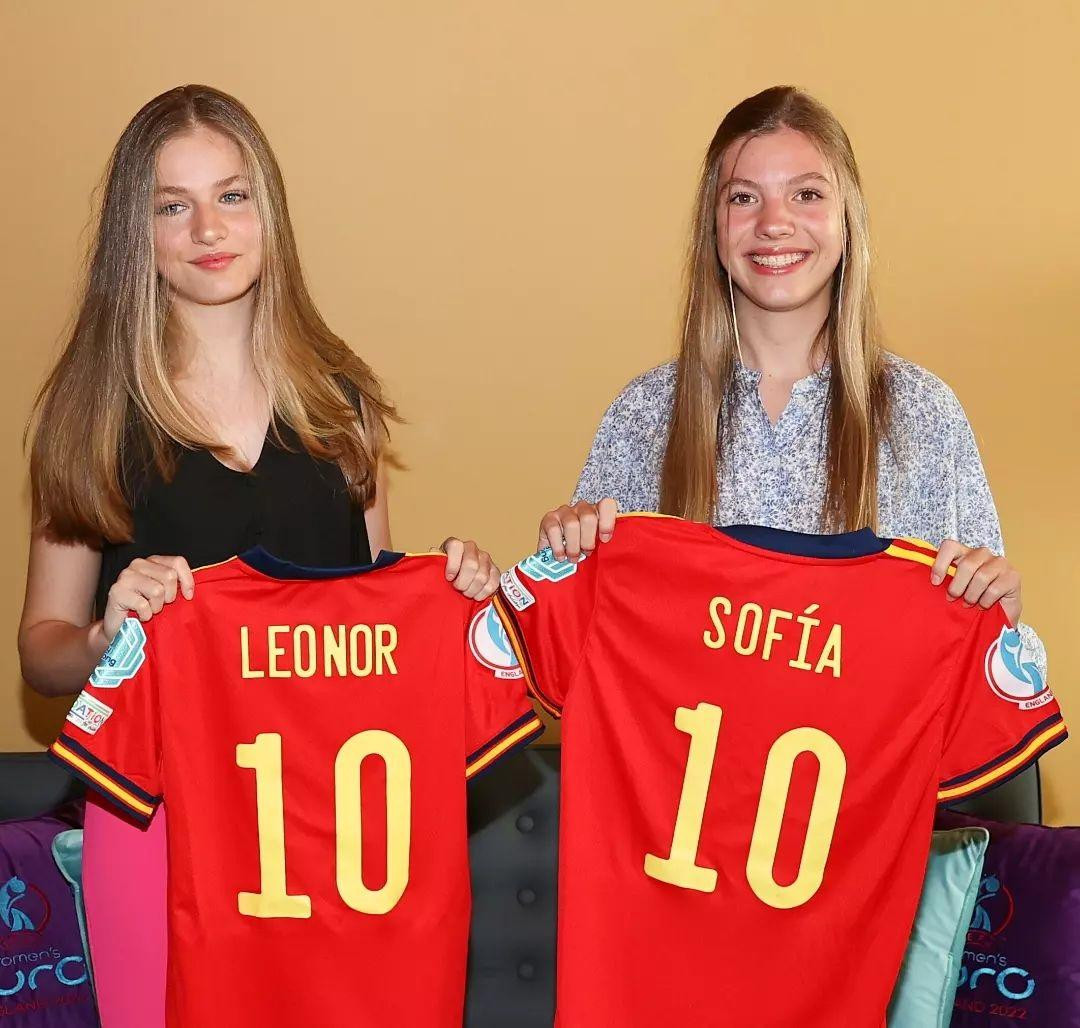 Theo truyền thông quốc tế, Leonor là fan của Gavi. Không ít cư dân mạng đặt nghi vấn có mối quan hệ tình cảm lãng mạn giữa cầu thủ 18 tuổi và công chúa 17 tuổi. Họ cho rằng hai người tương xứng về tuổi tác và ngoại hình. Hiện, Leonor và Gavi không phản hồi gì về tin đồn. Ảnh: IG.