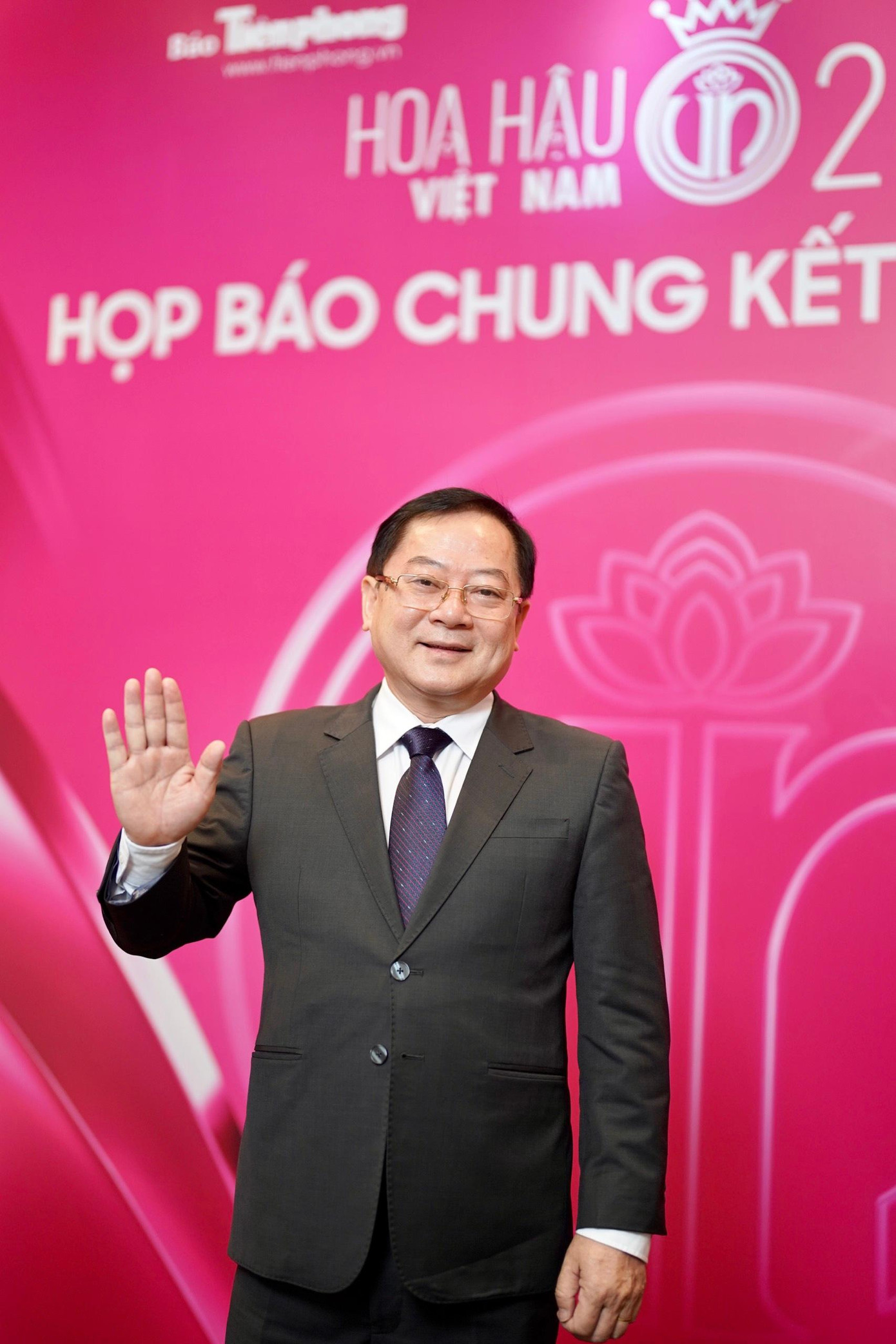 Nhà báo Lê Xuân Sơn, Tổng biên tập báo Tiền Phong, trưởng BTC kiêm trưởng ban giám khảo Hoa hậu Việt Nam 2022. Nhà báo Lê Xuân Sơn, Tổng biên tập báo Tiền Phong, trưởng BTC kiêm trưởng ban giám khảo Hoa hậu Việt Nam 2022.