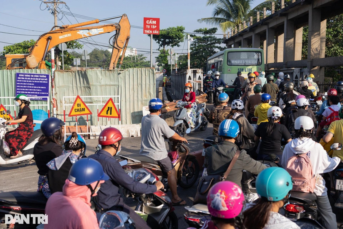 Do cầu Cống đập Rạch Chiếc bị xuống cấp, đang chờ được nâng cấp sửa chữa. Trong thời gian thi công, một chiếc cầu tạm được dựng kế bên, tuy nhiên, do diện tích cầu thay thế nhỏ cộng với việc phương tiện lưu thông qua tuyến đường Đỗ Xuân Hợp quá đông nên thường xuyên xảy ra tình trạng kẹt xe. Do cầu Cống đập Rạch Chiếc bị xuống cấp, đang chờ được nâng cấp sửa chữa. Trong thời gian thi công, một chiếc cầu tạm được dựng kế bên, tuy nhiên, do diện tích cầu thay thế nhỏ cộng với việc phương tiện lưu thông qua tuyến đường Đỗ Xuân Hợp quá đông nên thường xuyên xảy ra tình trạng kẹt xe.