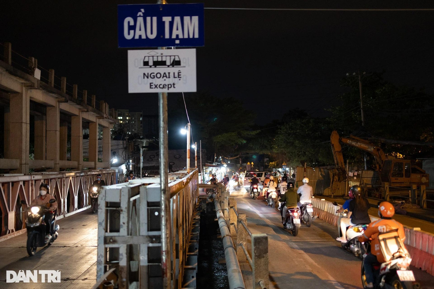 Đến chiều tối 6/12, để giải quyết tình trạng kẹt xe kéo dài trong những ngày qua, lực lượng chức năng đã mở một phần cầu Cống đập Rạch Chiếc cho phương tiện tham gia giao thông để giảm áp lực giao thông cho khu vực này. Đến chiều tối 6/12, để giải quyết tình trạng kẹt xe kéo dài trong những ngày qua, lực lượng chức năng đã mở một phần cầu Cống đập Rạch Chiếc cho phương tiện tham gia giao thông để giảm áp lực giao thông cho khu vực này.