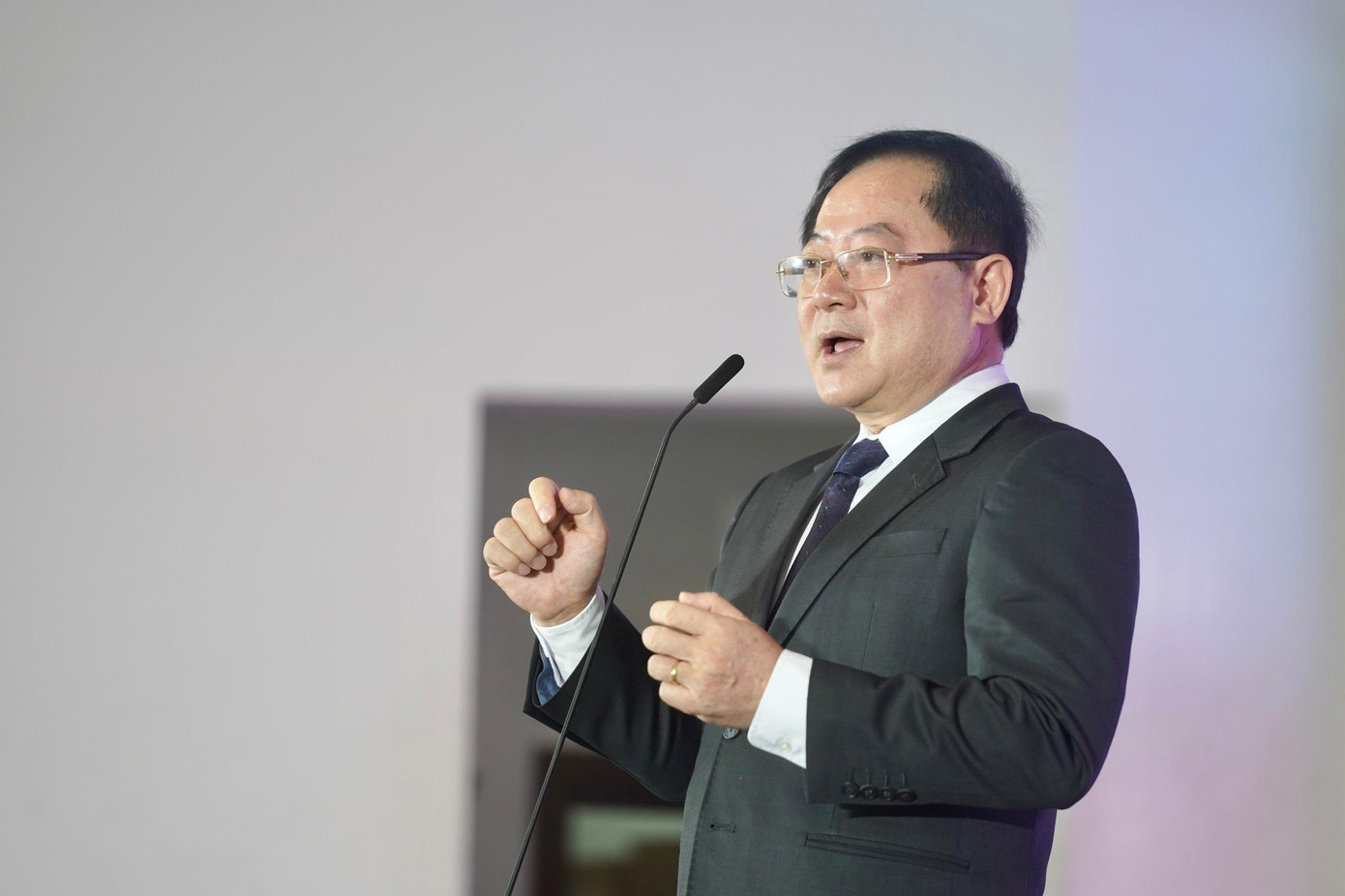 Nhà báo Lê Xuân Sơn phát biểu tại họp báo. Nhà báo Lê Xuân Sơn phát biểu tại họp báo.