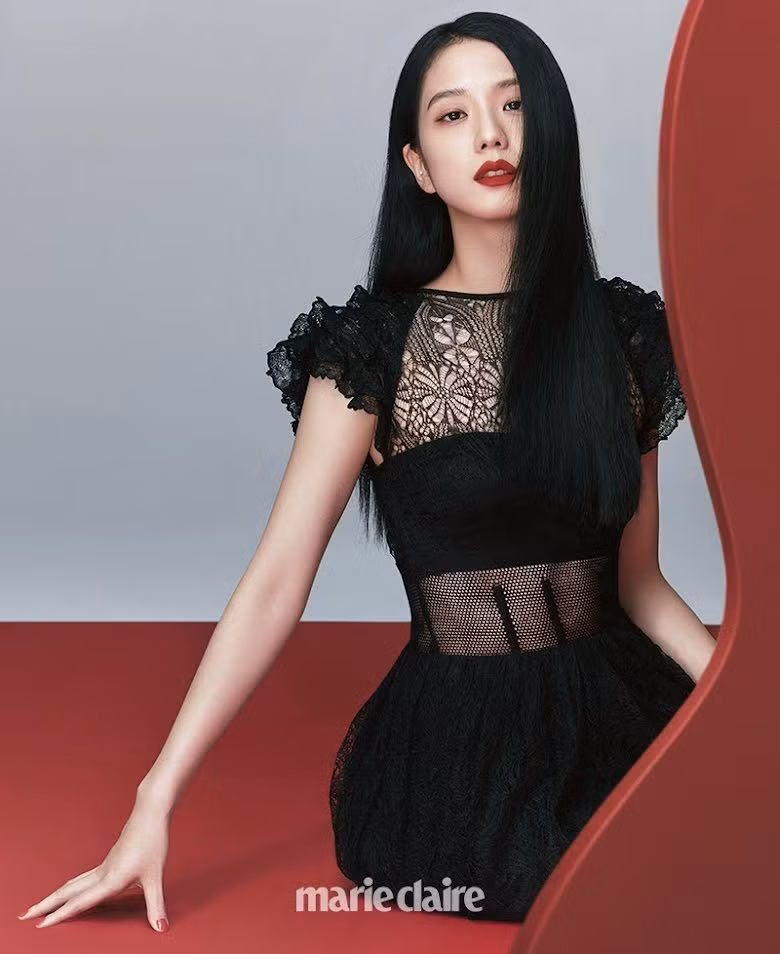 10. Jisoo (BlackPink): Jisoo chốt Top 10 với hơn 27.000 bình chọn. Jisoo (Kim Jisoo) sinh năm 1995 tại Gunpo, Hàn Quốc. Cô là chị cả, đảm nhận vị trí visual của BlackPink. Người đẹp cũng lấn sân diễn xuất thành công với Snowdrop năm 2021. 10. Jisoo (BlackPink): Jisoo chốt Top 10 với hơn 27.000 bình chọn. Jisoo (Kim Jisoo) sinh năm 1995 tại Gunpo, Hàn Quốc. Cô là chị cả, đảm nhận vị trí visual của BlackPink. Người đẹp cũng lấn sân diễn xuất thành công với Snowdrop năm 2021.