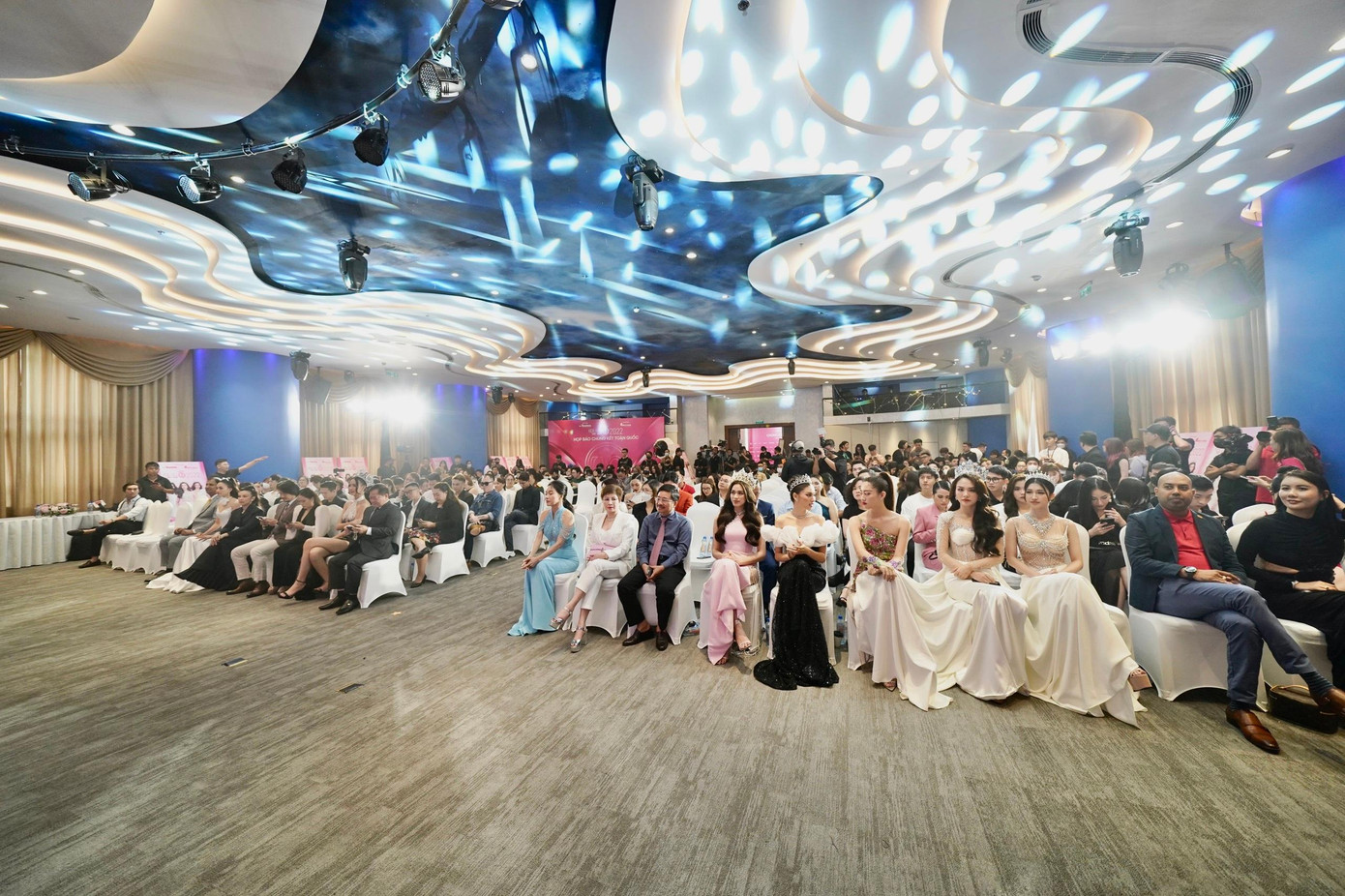 Quang cảnh hội trường họp báo tại Asiana Plaza - Bình Thạnh trước giờ bắt đầu. Quang cảnh hội trường họp báo tại Asiana Plaza - Bình Thạnh trước giờ bắt đầu.