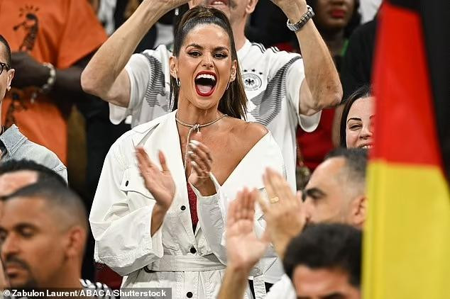 Siêu mẫu Izabel Goulart cổ vũ tuyển Đức trong trận với Tây Ban Nha ngày 28/11. Ảnh: Shutterstock. Siêu mẫu Izabel Goulart cổ vũ tuyển Đức trong trận với Tây Ban Nha ngày 28/11. Ảnh: Shutterstock.