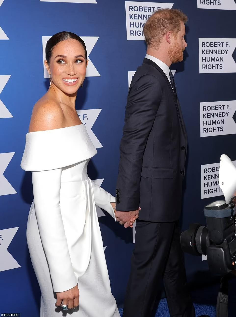 Váy của Công nương Kate do nhà mốt Solace London thiết kế. Bỏ qua thân phận cao quý, bà mẹ 3 con thuê váy tại cửa hàng online với giá 91 USD/đêm để phù hợp với sự kiện kêu gọi bảo vệ môi trường. Trong khi đó, theo Vogue, Meghan đầu tư hơn nhiều khi mặc thiết kế độc nhất vô nhị do giám đốc sáng tạo của Louis Vuitton, Nicolas Ghesquière, dành riêng cho cô. Ảnh: Reuters.