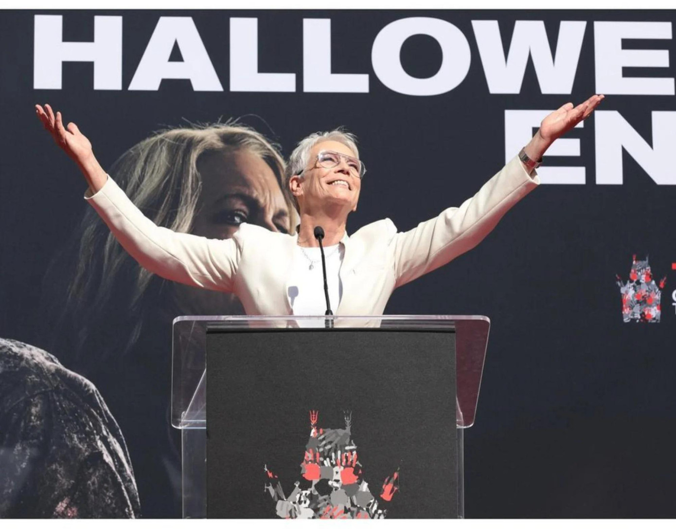 9. Jamie Lee Curtis – 3,5 triệu USD: Đầu năm 2022, Jamie Lee Curtis góp mặt trong bộ phim ăn khách Everything Everywhere All at Once, đóng cùng Dương Tử Quỳnh. Màn thể hiện của bà nhận được phản hồi tích cực từ khán giả và giới chuyên môn. Sắp tới, minh tinh 64 tuổi trở lại màn ảnh với Halloween Ends, phần cuối cùng của bộ ba phim kinh dị. Bà được trả 3,5 triệu USD để đóng lại nhân vật Laurie Strode. Ảnh: IG.