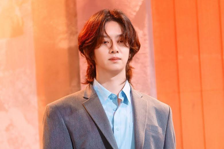 9. Heechul (Super Junior): Heechul là thành viên duy nhất của Super Junior lọt vào top 20. Anh nhận được hơn 31.000 bình chọn, giữ hạng 9. Heechul (Kim Heechul) sinh năm 1983 tại Hoengseong, Hàn Quốc. Anh là thành viên nhóm nhạc nam Super Junior đình đám một thời. Hiện tại, anh hoạt động chủ yếu ở lĩnh vực truyền hình, đảm nhận vai trò MC, ngôi sao tạp kỹ. Anh được yêu mến với tính cách hài hước và gương mặt &quot;búng ra sữa&quot;.