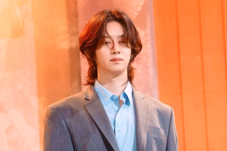 9. Heechul (Super Junior): Heechul là thành viên duy nhất của Super Junior lọt vào top 20. Anh nhận được hơn 31.000 bình chọn, giữ hạng 9. Heechul (Kim Heechul) sinh năm 1983 tại Hoengseong, Hàn Quốc. Anh là thành viên nhóm nhạc nam Super Junior đình đám một thời. Hiện tại, anh hoạt động chủ yếu ở lĩnh vực truyền hình, đảm nhận vai trò MC, ngôi sao tạp kỹ. Anh được yêu mến với tính cách hài hước và gương mặt "búng ra sữa". 9. Heechul (Super Junior): Heechul là thành viên duy nhất của Super Junior lọt vào top 20. Anh nhận được hơn 31.000 bình chọn, giữ hạng 9. Heechul (Kim Heechul) sinh năm 1983 tại Hoengseong, Hàn Quốc. Anh là thành viên nhóm nhạc nam Super Junior đình đám một thời. Hiện tại, anh hoạt động chủ yếu ở lĩnh vực truyền hình, đảm nhận vai trò MC, ngôi sao tạp kỹ. Anh được yêu mến với tính cách hài hước và gương mặt "búng ra sữa".